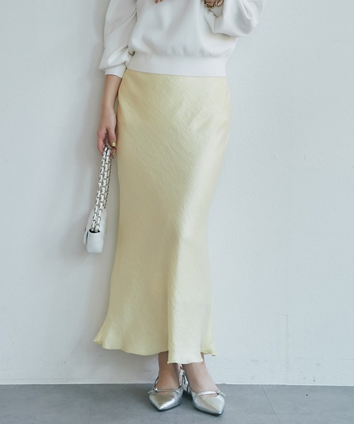 La boutique BonBon（ラブティックボンボン）の「きらきらサテンロングナロースカート（スカート・レディース・ライトグレー/ブルー系その他/バイオレット/ダークブラウン/ピンク/ブラック/グリーン系その他/イエロー・38/36/PS/TM）」の7枚目の写真