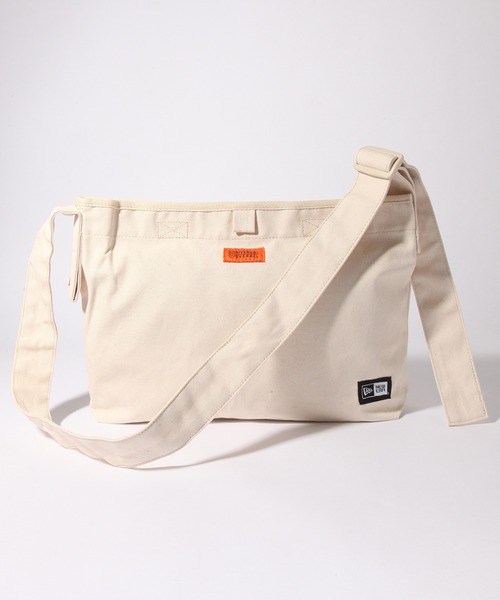 NEW ERA（ニューエラ）の「【UNIVERSAL OVERALL/ユニバーサルオーバーオール】x【NEWERA/ニューエラ 】キャンバスコットン ショルダーバッグ（ショルダーバッグ・メンズ・アイボリー・FREE）」の3枚目の写真