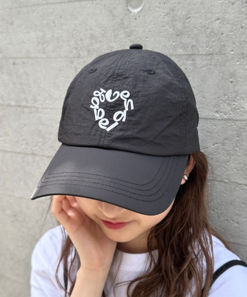 CLEA（クレア）の「ハートサークルロゴ刺繍ナイロンキャップ（キャップ・レディース・ネイビー/ベージュ/ブラック/ホワイト・FREE）」の2枚目の写真