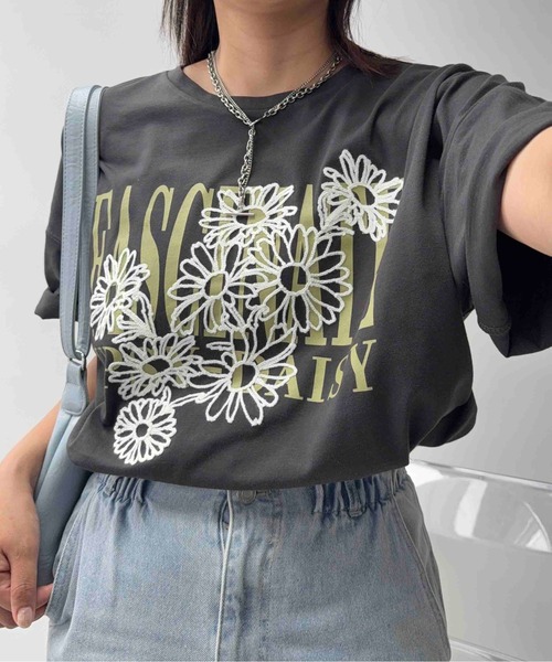 AS KNOW AS plus(アズノゥアズプラス)の「◎フラワー刺繍重ねロゴプリント ビッグシルエットTシャツ【UNISEX ITEM】(Tシャツ/カットソー・レディース・キナリ/スミクロ/オートミール/サックスブルー/バイオレット/カーキ/ボルドー/アイボリー系/ブロンズ/レッド/ブラウン系1/アイボリー系1/ベージュ系1/ブラック系1/ブルー系・FREE)」の3枚目の写真