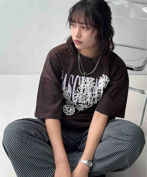 AS KNOW AS plus(アズノゥアズプラス)の「◎フラワー刺繍重ねロゴプリント ビッグシルエットTシャツ【UNISEX ITEM】(Tシャツ/カットソー・レディース・キナリ/スミクロ/オートミール/サックスブルー/バイオレット/カーキ/ボルドー/アイボリー系/ブロンズ/レッド/ブラウン系1/アイボリー系1/ベージュ系1/ブラック系1/ブルー系・FREE)」の4枚目の写真