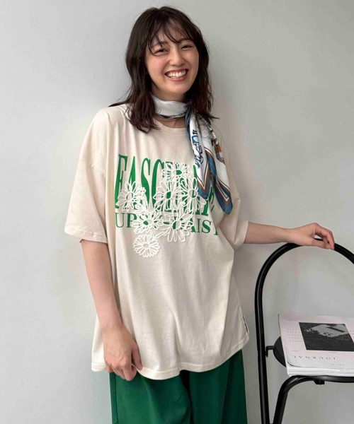 AS KNOW AS plus(アズノゥアズプラス)の「◎フラワー刺繍重ねロゴプリント ビッグシルエットTシャツ【UNISEX ITEM】(Tシャツ/カットソー・レディース・キナリ/スミクロ/オートミール/サックスブルー/バイオレット/カーキ/ボルドー/アイボリー系/ブロンズ/レッド/ブラウン系1/アイボリー系1/ベージュ系1/ブラック系1/ブルー系・FREE)」の6枚目の写真
