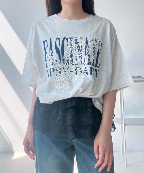 AS KNOW AS plus（アズノゥアズプラス）の「◎フラワー刺繍重ねロゴプリント　ビッグシルエットTシャツ（Tシャツ/カットソー・レディース・キナリ/スミクロ/オートミール/サックスブルー/バイオレット/カーキ/ボルドー/アイボリー系/ブロンズ・FREE）」の4枚目の写真