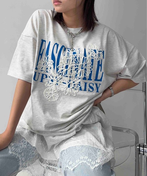 AS KNOW AS plus(アズノゥアズプラス)の「◎フラワー刺繍重ねロゴプリント ビッグシルエットTシャツ【UNISEX ITEM】(Tシャツ/カットソー・レディース・キナリ/スミクロ/オートミール/サックスブルー/バイオレット/カーキ/ボルドー/アイボリー系/ブロンズ/レッド/ブラウン系1/アイボリー系1/ベージュ系1/ブラック系1/ブルー系・FREE)」の8枚目の写真