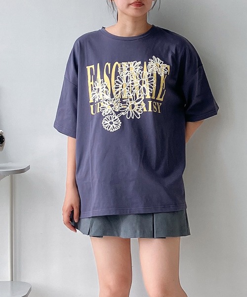 AS KNOW AS plus（アズノゥアズプラス）の「◎フラワー刺繍重ねロゴプリント　ビッグシルエットTシャツ（Tシャツ/カットソー・レディース・キナリ/スミクロ/オートミール/サックスブルー/バイオレット/カーキ/ボルドー/アイボリー系/ブロンズ・FREE）」の7枚目の写真