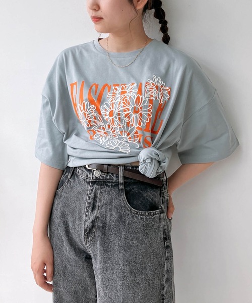 AS KNOW AS plus（アズノゥアズプラス）の「◎フラワー刺繍重ねロゴプリント　ビッグシルエットTシャツ（Tシャツ/カットソー・レディース・キナリ/スミクロ/オートミール/サックスブルー/バイオレット/カーキ/ボルドー/アイボリー系/ブロンズ・FREE）」の6枚目の写真