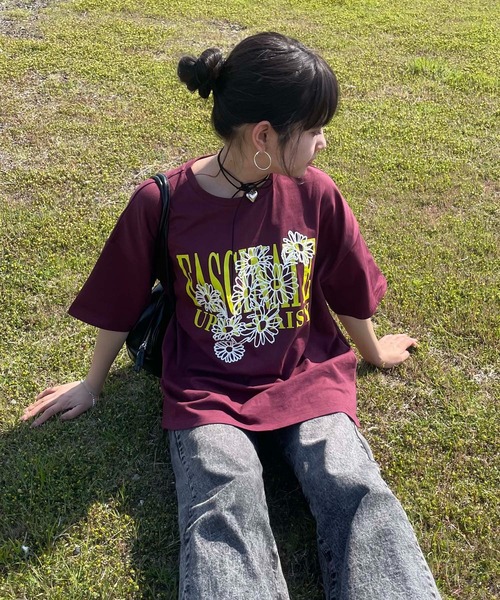 AS KNOW AS plus（アズノゥアズプラス）の「◎フラワー刺繍重ねロゴプリント　ビッグシルエットTシャツ（Tシャツ/カットソー・レディース・キナリ/スミクロ/オートミール/サックスブルー/バイオレット/カーキ/ボルドー/アイボリー系/ブロンズ・FREE）」の8枚目の写真