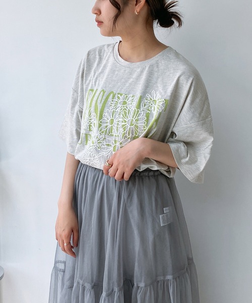 AS KNOW AS plus（アズノゥアズプラス）の「◎フラワー刺繍重ねロゴプリント　ビッグシルエットTシャツ（Tシャツ/カットソー・レディース・キナリ/スミクロ/オートミール/サックスブルー/バイオレット/カーキ/ボルドー/アイボリー系/ブロンズ・FREE）」の16枚目の写真