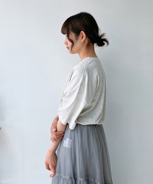 AS KNOW AS plus（アズノゥアズプラス）の「◎フラワー刺繍重ねロゴプリント　ビッグシルエットTシャツ（Tシャツ/カットソー・レディース・キナリ/スミクロ/オートミール/サックスブルー/バイオレット/カーキ/ボルドー/アイボリー系/ブロンズ・FREE）」の17枚目の写真