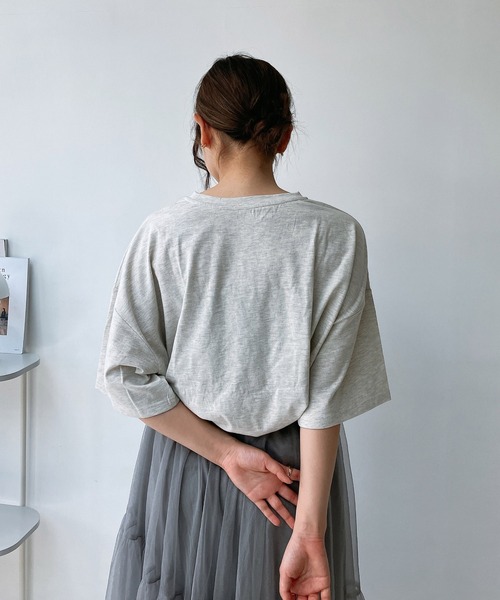 AS KNOW AS plus（アズノゥアズプラス）の「◎フラワー刺繍重ねロゴプリント　ビッグシルエットTシャツ（Tシャツ/カットソー・レディース・キナリ/スミクロ/オートミール/サックスブルー/バイオレット/カーキ/ボルドー/アイボリー系/ブロンズ・FREE）」の10枚目の写真