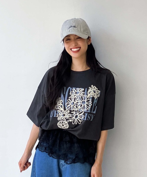 AS KNOW AS plus（アズノゥアズプラス）の「◎フラワー刺繍重ねロゴプリント　ビッグシルエットTシャツ（Tシャツ/カットソー・レディース・キナリ/スミクロ/オートミール/サックスブルー/バイオレット/カーキ/ボルドー/アイボリー系/ブロンズ・FREE）」の19枚目の写真