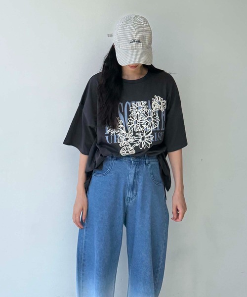 AS KNOW AS plus（アズノゥアズプラス）の「◎フラワー刺繍重ねロゴプリント　ビッグシルエットTシャツ（Tシャツ/カットソー・レディース・キナリ/スミクロ/オートミール/サックスブルー/バイオレット/カーキ/ボルドー/アイボリー系/ブロンズ・FREE）」の22枚目の写真