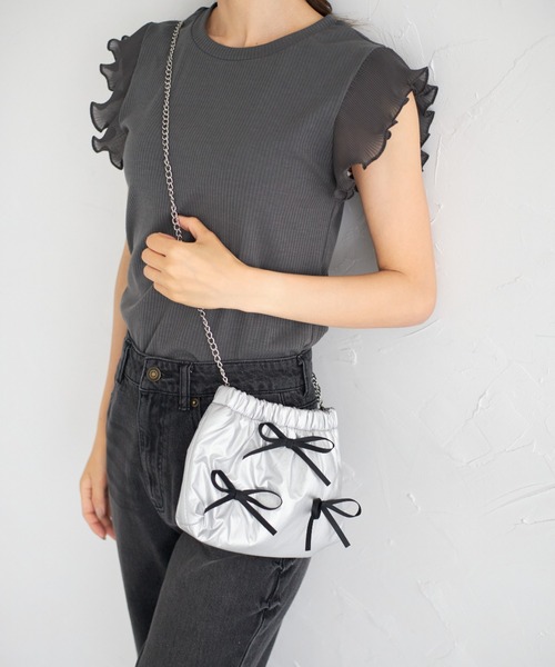 tocco closet（トッコ　クローゼット）の「【ZOZO限定】リボン付きメタリックショルダーバッグ（ショルダーバッグ・レディース・ブラック/アイボリー/シルバー・FREE）」の4枚目の写真