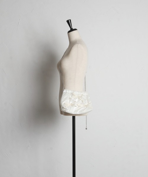 tocco closet（トッコ　クローゼット）の「【ZOZO限定】リボン付きメタリックショルダーバッグ（ショルダーバッグ・レディース・ブラック/アイボリー/シルバー・FREE）」の5枚目の写真