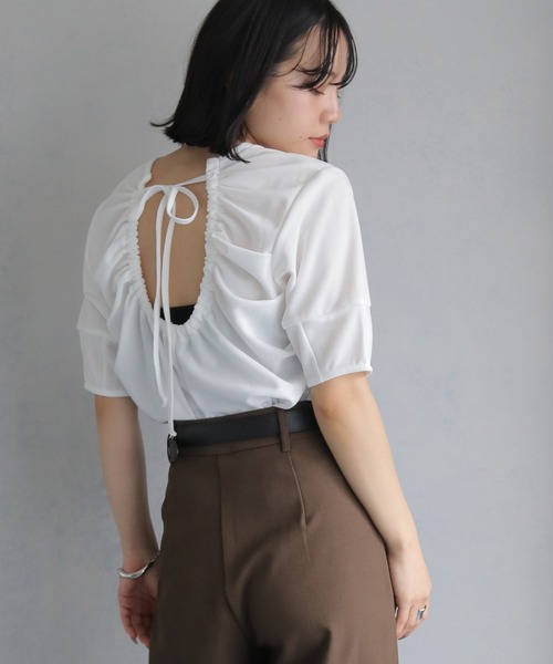 cheriella(シェリエラ)の「【cheriella】バックギャザーデザインTシャツ BACK GATHER DESIGN T-SHIRT(Tシャツ/カットソー・レディース・ブラック/カーキ/オフホワイト/ブルー・M)」の2枚目の写真