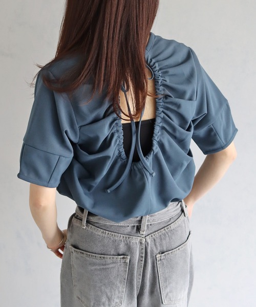 cheriella(シェリエラ)の「【cheriella】バックギャザーデザインTシャツ BACK GATHER DESIGN T-SHIRT(Tシャツ/カットソー・レディース・ブラック/カーキ/オフホワイト/ブルー・M)」の6枚目の写真