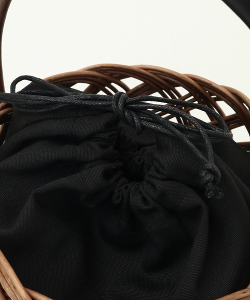 MELROSE claire(メルローズ クレール)の「【Shesay/シセイ】異素材の組み合わせが新鮮な柳とポリプロピレンの丸型カゴバッグ(かごバッグ・レディース・ブラック・FREE)」の9枚目の写真