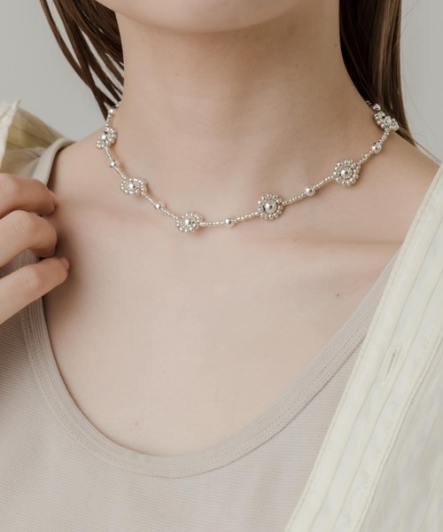 SMELLY(スメリー)の「メタルビーズフラワーネックレス(ネックレス・レディース・シルバー・-)」の3枚目の写真