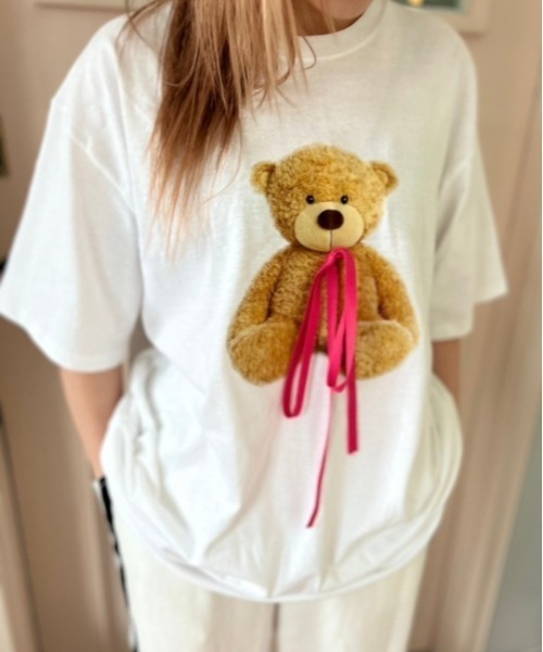 ipugo(イプゴ)の「ipugo/イプゴ リボン付き ベア ビッグTシャツ 秋物 秋服 2026年秋冬(Tシャツ/カットソー・レディース・ホワイト/ブラック・FREE)」の1枚目の写真