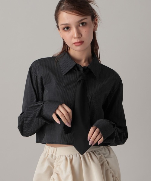 FOREVER 21(フォーエバー トゥエンティーワン)の「【2024FW】ネクタイ付きクロップドシャツ(シャツ/ブラウス・レディース・ブラック/ライトブルー/オフホワイト/ブルー・SMALL/MEDIUM)」の2枚目の写真