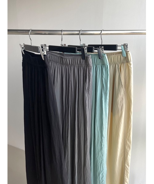 Didot.showroom(ディドット ショールーム)の「《 UNISEX 》ツータックナイロンワイドパンツ(スウェットパンツ・レディース・ミント/サンドベージュ/ブラック/チャコール・FREE)」の1枚目の写真