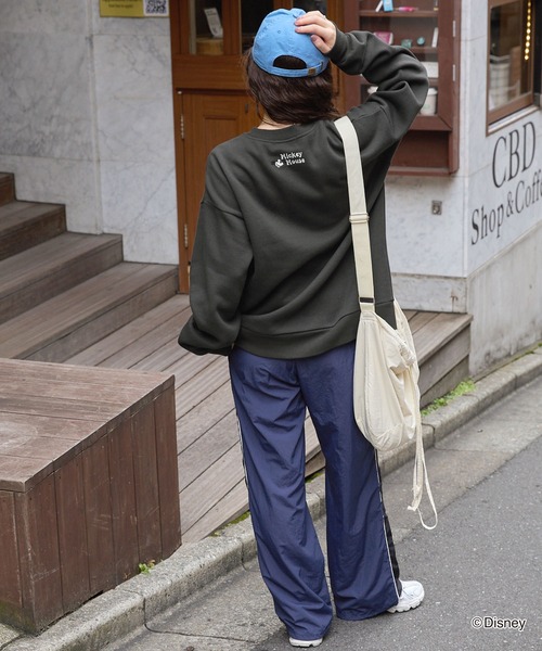 Disney(ディズニー)の「【Disney】別注 ミッキーマウス オールドグラフィックプリントスウェット(スウェット・レディース・モカ/ブラック系/スミクロ/オートミール/スモークピンク/アイボリー系・L/M)」の16枚目の写真