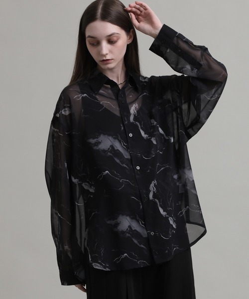 ELLUV(エルブ)の「【ELLUV/エルヴ】シルキーシフォンマーブル 長袖オーバーシアーシャツ(シャツ/ブラウス・メンズ・ブラック/ブルー/ホワイト・S/M/L)」の2枚目の写真