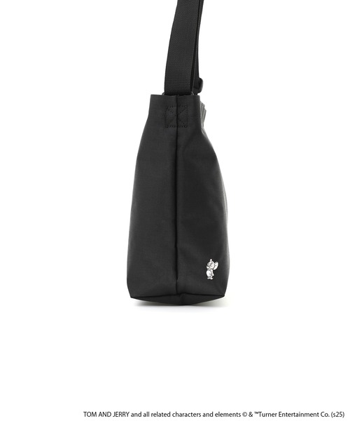 Manhattan Portage(マンハッタンポーテージ)の「Clearview Shoulder Bag Back Pocket / TOM AND JERRY / 85TH(ショルダーバッグ・レディース・ブラック・MEDIUM)」の6枚目の写真