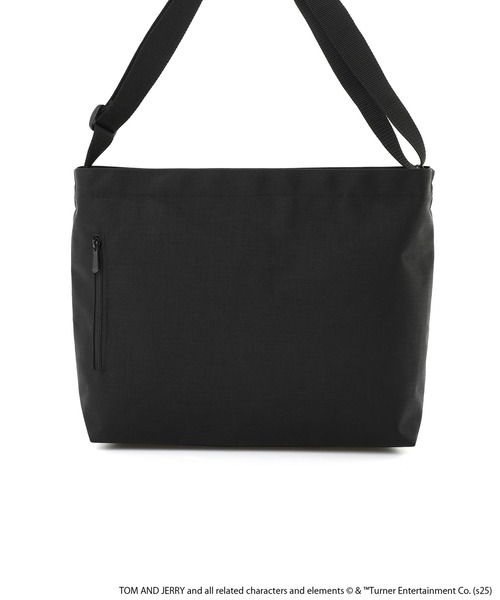 Manhattan Portage(マンハッタンポーテージ)の「Clearview Shoulder Bag Back Pocket / TOM AND JERRY / 85TH(ショルダーバッグ・レディース・ブラック・MEDIUM)」の5枚目の写真