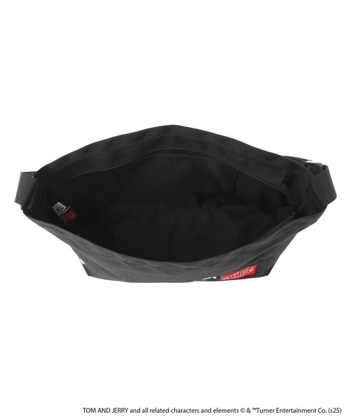 Manhattan Portage(マンハッタンポーテージ)の「Clearview Shoulder Bag Back Pocket / TOM AND JERRY / 85TH(ショルダーバッグ・レディース・ブラック・MEDIUM)」の8枚目の写真