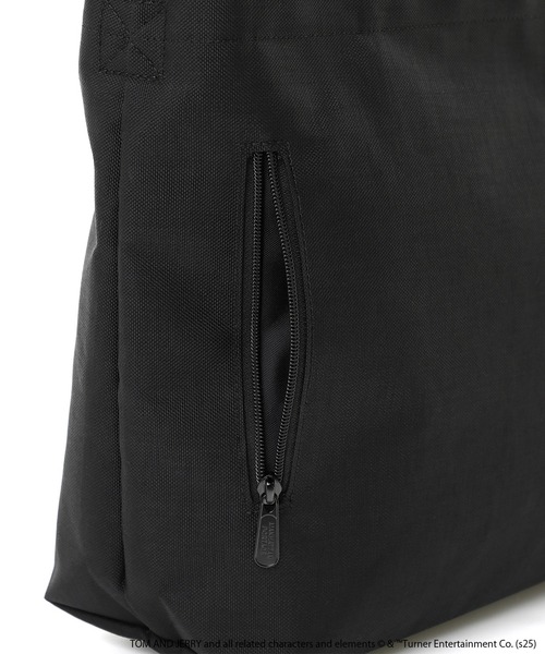 Manhattan Portage(マンハッタンポーテージ)の「Clearview Shoulder Bag Back Pocket / TOM AND JERRY / 85TH(ショルダーバッグ・レディース・ブラック・MEDIUM)」の4枚目の写真
