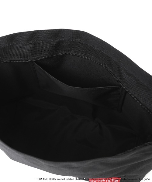Manhattan Portage(マンハッタンポーテージ)の「Clearview Shoulder Bag Back Pocket / TOM AND JERRY / 85TH(ショルダーバッグ・レディース・ブラック・MEDIUM)」の3枚目の写真