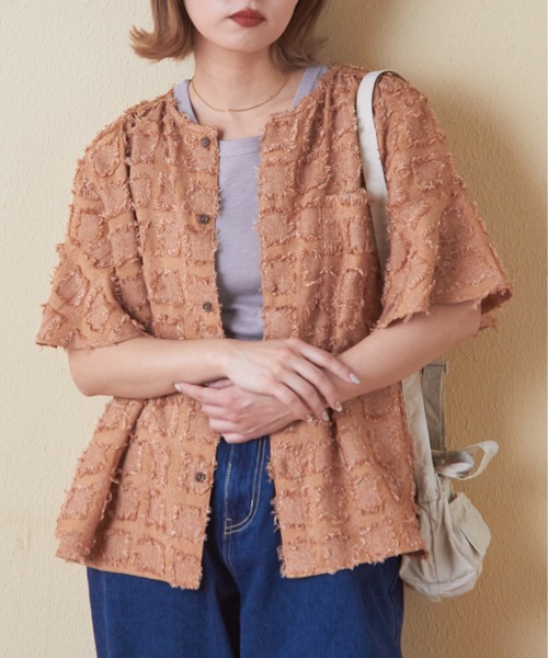 CUBE SUGAR(キューブシュガー)の「フリンジジャガードフリル袖ノーカラーシャツ(シャツ/ブラウス・レディース・スミクロ/ベージュ/オレンジ/ネイビー・M)」の4枚目の写真