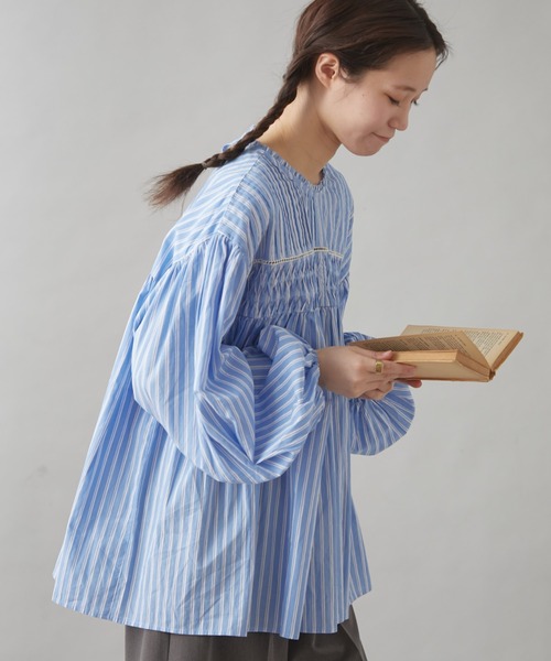 GEVACO（ゲバコ）の「【GEVACO】ピンタックボリュームスリーブブラウス（シャツ/ブラウス・レディース・ネイビー/ブルー/ホワイト・ONE SIZE）」の5枚目の写真