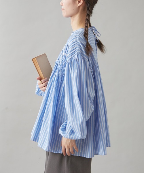 GEVACO（ゲバコ）の「【GEVACO】ピンタックボリュームスリーブブラウス（シャツ/ブラウス・レディース・ネイビー/ブルー/ホワイト・ONE SIZE）」の8枚目の写真