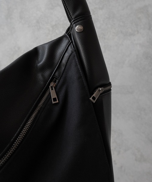 ショルダーバッグ ZIP BAG SARITA Top Zip Shoulder Bag ショルダーバッグ | GUESS(ゲス