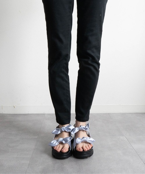 Fabby fabby（ファビィーファビィー）の「スニーカーソールリボンベルトサンダル（サンダル・レディース・シルバー/ブラック・LARGE/MEDIUM）」の21枚目の写真