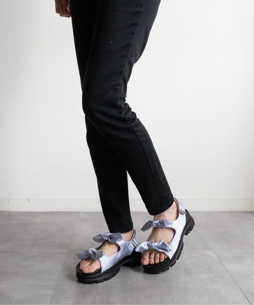 Fabby fabby（ファビィーファビィー）の「スニーカーソールリボンベルトサンダル（サンダル・レディース・シルバー/ブラック・LARGE/MEDIUM）」の22枚目の写真