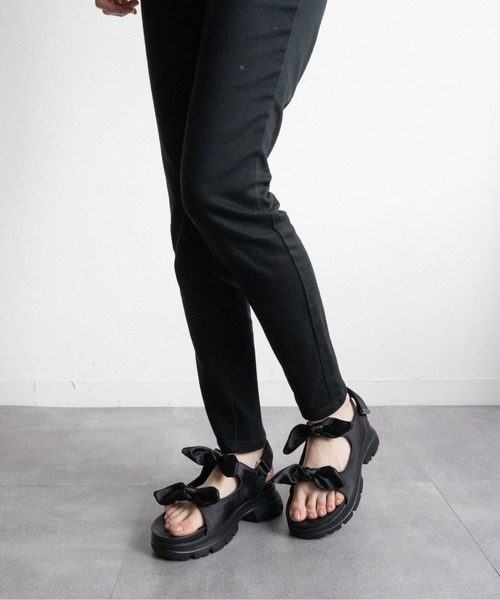Fabby fabby（ファビィーファビィー）の「スニーカーソールリボンベルトサンダル（サンダル・レディース・シルバー/ブラック・LARGE/MEDIUM）」の19枚目の写真