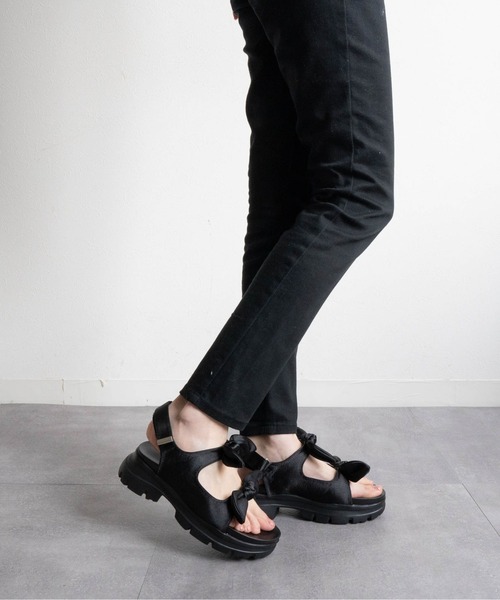 Fabby fabby（ファビィーファビィー）の「スニーカーソールリボンベルトサンダル（サンダル・レディース・シルバー/ブラック・LARGE/MEDIUM）」の20枚目の写真