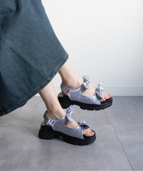 Fabby fabby（ファビィーファビィー）の「スニーカーソールリボンベルトサンダル（サンダル・レディース・シルバー/ブラック・LARGE/MEDIUM）」の7枚目の写真