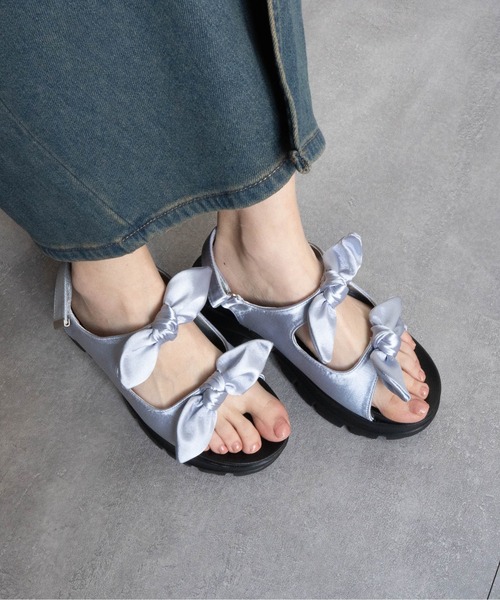 Fabby fabby（ファビィーファビィー）の「スニーカーソールリボンベルトサンダル（サンダル・レディース・シルバー/ブラック・LARGE/MEDIUM）」の8枚目の写真