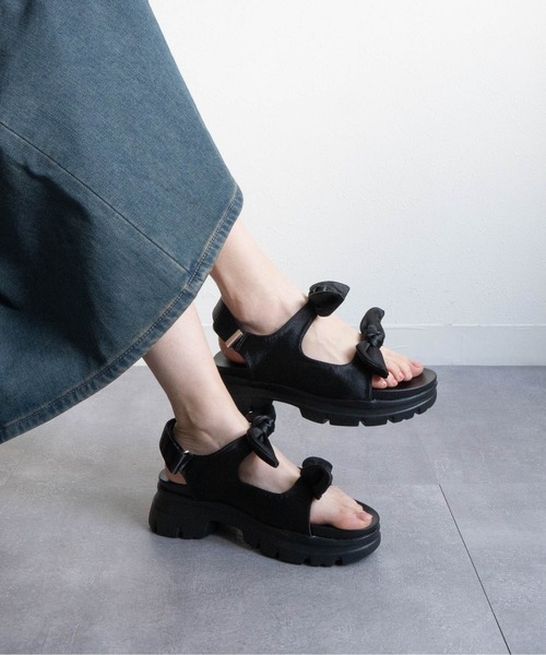 Fabby fabby（ファビィーファビィー）の「スニーカーソールリボンベルトサンダル（サンダル・レディース・シルバー/ブラック・LARGE/MEDIUM）」の6枚目の写真