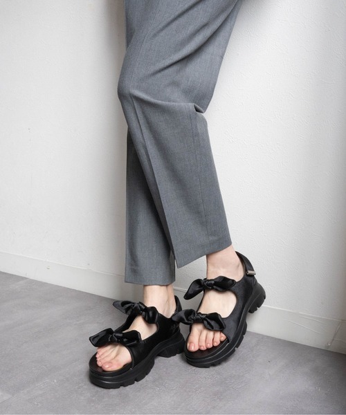 Fabby fabby（ファビィーファビィー）の「スニーカーソールリボンベルトサンダル（サンダル・レディース・シルバー/ブラック・LARGE/MEDIUM）」の11枚目の写真