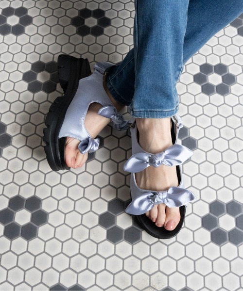 Fabby fabby（ファビィーファビィー）の「スニーカーソールリボンベルトサンダル（サンダル・レディース・シルバー/ブラック・LARGE/MEDIUM）」の14枚目の写真