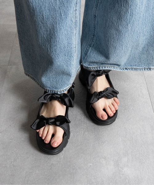 Fabby fabby（ファビィーファビィー）の「スニーカーソールリボンベルトサンダル（サンダル・レディース・シルバー/ブラック・LARGE/MEDIUM）」の15枚目の写真