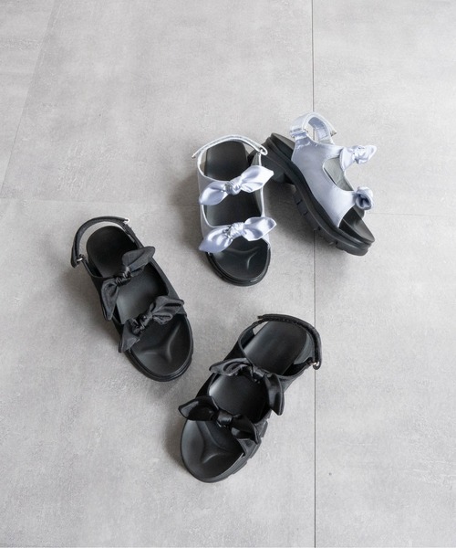 Fabby fabby（ファビィーファビィー）の「スニーカーソールリボンベルトサンダル（サンダル・レディース・シルバー/ブラック・LARGE/MEDIUM）」の3枚目の写真