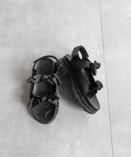 Fabby fabby（ファビィーファビィー）の「スニーカーソールリボンベルトサンダル（サンダル・レディース・シルバー/ブラック・LARGE/MEDIUM）」の4枚目の写真