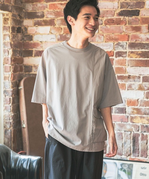 niko and...(ニコアンド)の「異素材アウトポケット付きTシャツ(Tシャツ/カットソー・メンズ・イエロー/ライトグリーン/オフホワイト/グレー・LARGE/MEDIUM)」の2枚目の写真