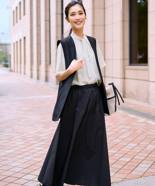 23区 L(ニジュウサンクオオキイサイズ)の「【接触冷感/撥水加工】ストレッチブロード ギャザースカート(スカート・レディース・モスグリーン系/ベージュ系/ブラック系・50/46/44/48)」の4枚目の写真